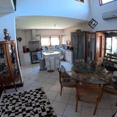 Casa em Condomínio com 230m², 3 quartos, 3 suítes, 4 garagens, no bairro Rio Tavares em Florianópolis