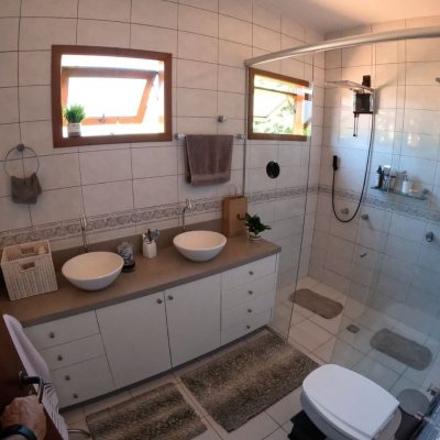 Casa em Condomínio com 230m², 3 quartos, 3 suítes, 4 garagens, no bairro Rio Tavares em Florianópolis