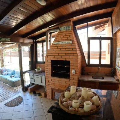 Casa em Condomínio com 230m², 3 quartos, 3 suítes, 4 garagens, no bairro Rio Tavares em Florianópolis