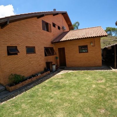 Casa em Condomínio com 230m², 3 quartos, 3 suítes, 4 garagens, no bairro Rio Tavares em Florianópolis