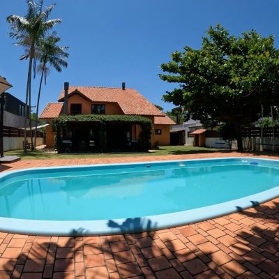 Casa em Condomínio com 230m², 3 quartos, 3 suítes, 4 garagens, no bairro Rio Tavares em Florianópolis
