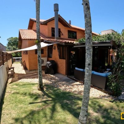 Casa em Condomínio com 230m², 3 quartos, 3 suítes, 4 garagens, no bairro Rio Tavares em Florianópolis