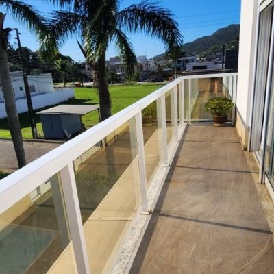 Casa em Condomínio com 200m², 4 quartos, 3 suítes, 4 garagens, no bairro Cachoeira Do Bom Jesus em Florianópolis