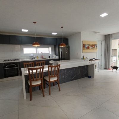 Casa em Condomínio com 200m², 4 quartos, 3 suítes, 4 garagens, no bairro Cachoeira Do Bom Jesus em Florianópolis