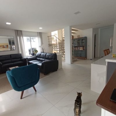 Casa em Condomínio com 200m², 4 quartos, 3 suítes, 4 garagens, no bairro Cachoeira Do Bom Jesus em Florianópolis
