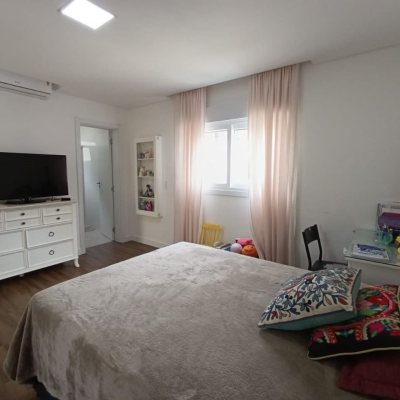 Casa em Condomínio com 200m², 4 quartos, 3 suítes, 4 garagens, no bairro Cachoeira Do Bom Jesus em Florianópolis