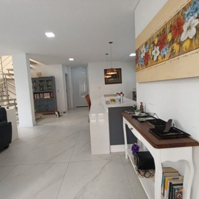 Casa em Condomínio com 200m², 4 quartos, 3 suítes, 4 garagens, no bairro Cachoeira Do Bom Jesus em Florianópolis