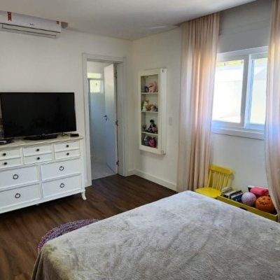Casa em Condomínio com 200m², 4 quartos, 3 suítes, 4 garagens, no bairro Cachoeira Do Bom Jesus em Florianópolis