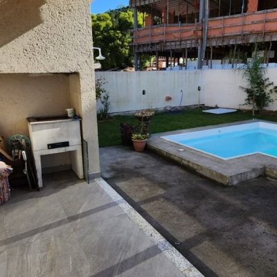 Casa em Condomínio com 200m², 4 quartos, 3 suítes, 4 garagens, no bairro Cachoeira Do Bom Jesus em Florianópolis