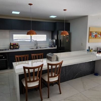 Casa em Condomínio com 200m², 4 quartos, 3 suítes, 4 garagens, no bairro Cachoeira Do Bom Jesus em Florianópolis