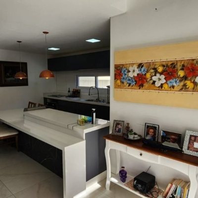 Casa em Condomínio com 200m², 4 quartos, 3 suítes, 4 garagens, no bairro Cachoeira Do Bom Jesus em Florianópolis