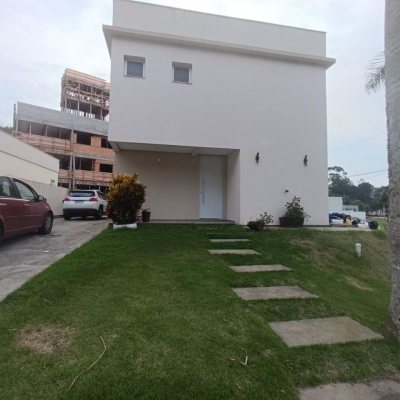 Casa em Condomínio com 200m², 4 quartos, 3 suítes, 4 garagens, no bairro Cachoeira Do Bom Jesus em Florianópolis