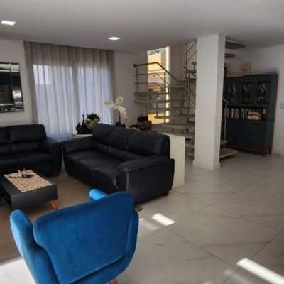 Casa em Condomínio com 200m², 4 quartos, 3 suítes, 4 garagens, no bairro Cachoeira Do Bom Jesus em Florianópolis
