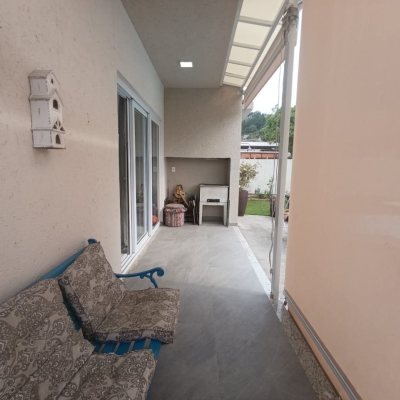 Casa em Condomínio com 200m², 4 quartos, 3 suítes, 4 garagens, no bairro Cachoeira Do Bom Jesus em Florianópolis