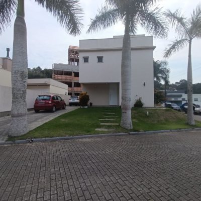 Casa em Condomínio com 200m², 4 quartos, 3 suítes, 4 garagens, no bairro Cachoeira Do Bom Jesus em Florianópolis
