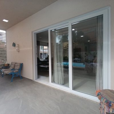 Casa em Condomínio com 200m², 4 quartos, 3 suítes, 4 garagens, no bairro Cachoeira Do Bom Jesus em Florianópolis