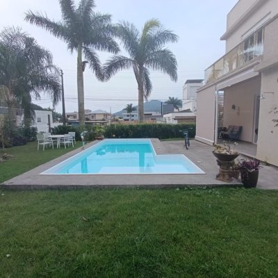 Casa em Condomínio com 200m², 4 quartos, 3 suítes, 4 garagens, no bairro Cachoeira Do Bom Jesus em Florianópolis