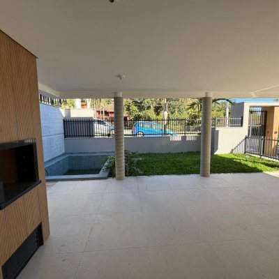 Casa em Condomínio com 242m², 3 quartos, 3 suítes, 2 garagens, no bairro Cacupé em Florianópolis