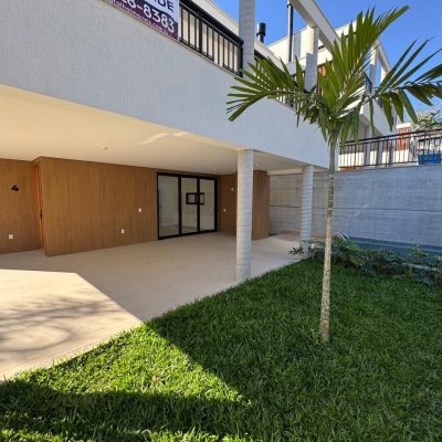 Casa em Condomínio com 242m², 3 quartos, 3 suítes, 2 garagens, no bairro Cacupé em Florianópolis