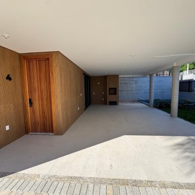 Casa em Condomínio com 242m², 3 quartos, 3 suítes, 2 garagens, no bairro Cacupé em Florianópolis