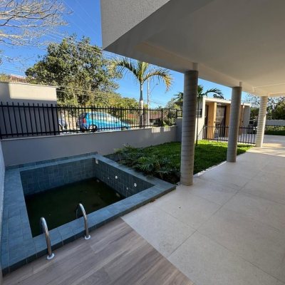 Casa em Condomínio com 242m², 3 quartos, 3 suítes, 2 garagens, no bairro Cacupé em Florianópolis