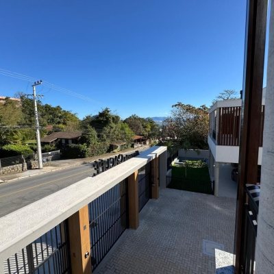 Casa em Condomínio com 242m², 3 quartos, 3 suítes, 2 garagens, no bairro Cacupé em Florianópolis