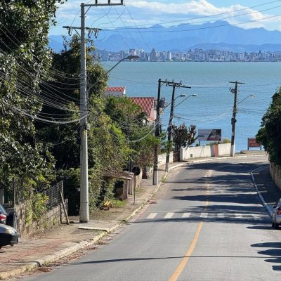 Casa em Condomínio com 242m², 3 quartos, 3 suítes, 2 garagens, no bairro Cacupé em Florianópolis