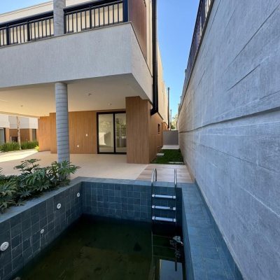 Casa em Condomínio com 242m², 3 quartos, 3 suítes, 2 garagens, no bairro Cacupé em Florianópolis
