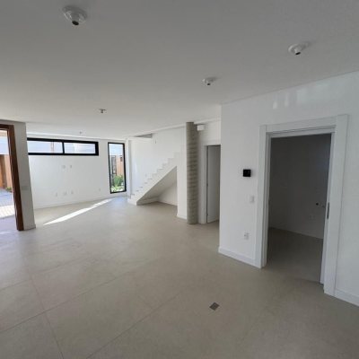 Casa em Condomínio com 242m², 3 quartos, 3 suítes, 2 garagens, no bairro Cacupé em Florianópolis
