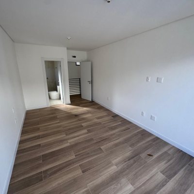 Casa em Condomínio com 242m², 3 quartos, 3 suítes, 2 garagens, no bairro Cacupé em Florianópolis