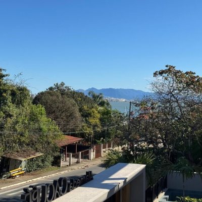 Casa em Condomínio com 242m², 3 quartos, 3 suítes, 2 garagens, no bairro Cacupé em Florianópolis