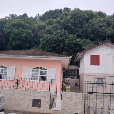 Casa Residencial com 357m², no bairro Sambaqui em Florianópolis