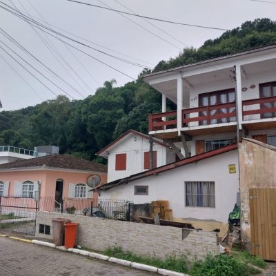 Casa Residencial com 357m², no bairro Sambaqui em Florianópolis