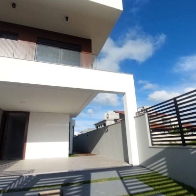 Casa Residencial com 122m², 3 quartos, 3 suítes, 2 garagens, no bairro Campeche em Florianópolis