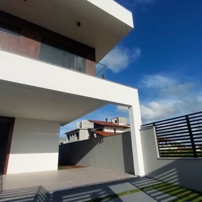 Casa Residencial com 122m², 3 quartos, 3 suítes, 2 garagens, no bairro Campeche em Florianópolis