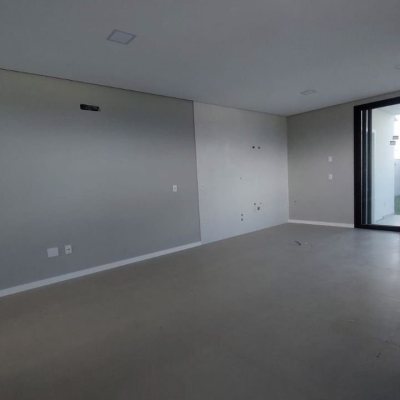 Casa Residencial com 122m², 3 quartos, 3 suítes, 2 garagens, no bairro Campeche em Florianópolis