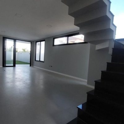 Casa Residencial com 122m², 3 quartos, 3 suítes, 2 garagens, no bairro Campeche em Florianópolis