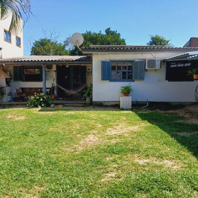 Casa Residencial/Comercial com 60m², 6 garagens, no bairro Rio Vermelho em Florianópolis