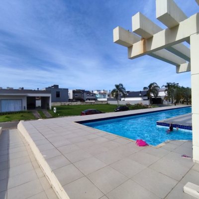 Casa Residencial com 327m², 5 quartos, 3 suítes, 4 garagens, no bairro Ingleses do Rio Vermelho em Florianópolis