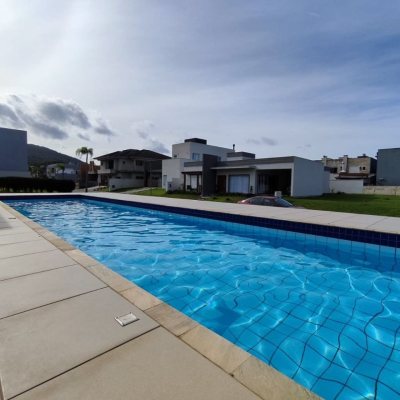 Casa Residencial com 327m², 5 quartos, 3 suítes, 4 garagens, no bairro Ingleses do Rio Vermelho em Florianópolis