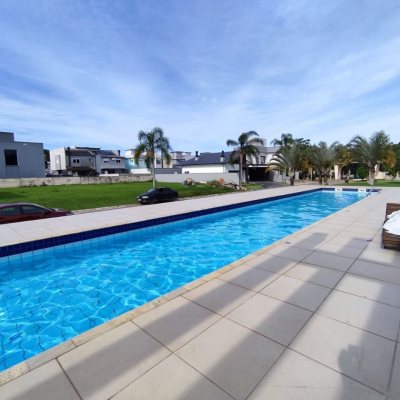 Casa Residencial com 327m², 5 quartos, 3 suítes, 4 garagens, no bairro Ingleses do Rio Vermelho em Florianópolis