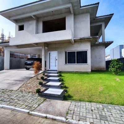 Casa Residencial com 327m², 5 quartos, 3 suítes, 4 garagens, no bairro Ingleses do Rio Vermelho em Florianópolis
