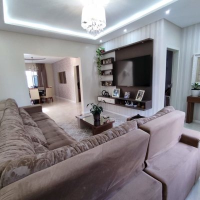 Casa Residencial com 327m², 5 quartos, 3 suítes, 4 garagens, no bairro Ingleses do Rio Vermelho em Florianópolis