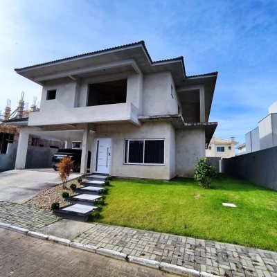 Casa Residencial com 327m², 5 quartos, 3 suítes, 4 garagens, no bairro Ingleses do Rio Vermelho em Florianópolis