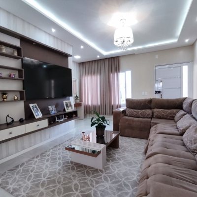 Casa Residencial com 327m², 5 quartos, 3 suítes, 4 garagens, no bairro Ingleses do Rio Vermelho em Florianópolis