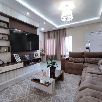 Casa Residencial com 327m², 5 quartos, 3 suítes, 4 garagens, no bairro Ingleses do Rio Vermelho em Florianópolis