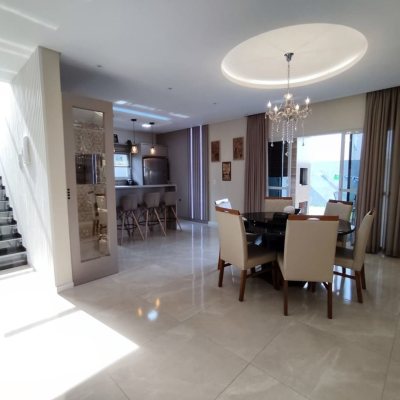 Casa Residencial com 327m², 5 quartos, 3 suítes, 4 garagens, no bairro Ingleses do Rio Vermelho em Florianópolis