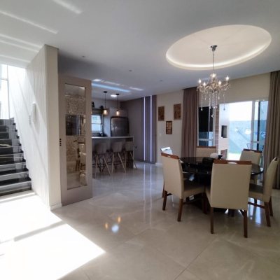 Casa Residencial com 327m², 5 quartos, 3 suítes, 4 garagens, no bairro Ingleses do Rio Vermelho em Florianópolis