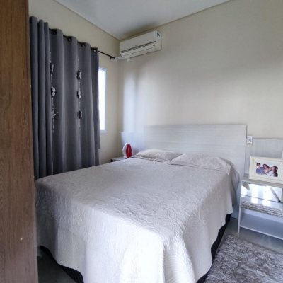 Casa Residencial com 327m², 5 quartos, 3 suítes, 4 garagens, no bairro Ingleses do Rio Vermelho em Florianópolis