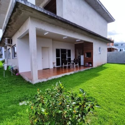 Casa Residencial com 327m², 5 quartos, 3 suítes, 4 garagens, no bairro Ingleses do Rio Vermelho em Florianópolis